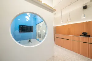 원형 창이 인상적인 공유오피스 리셉션